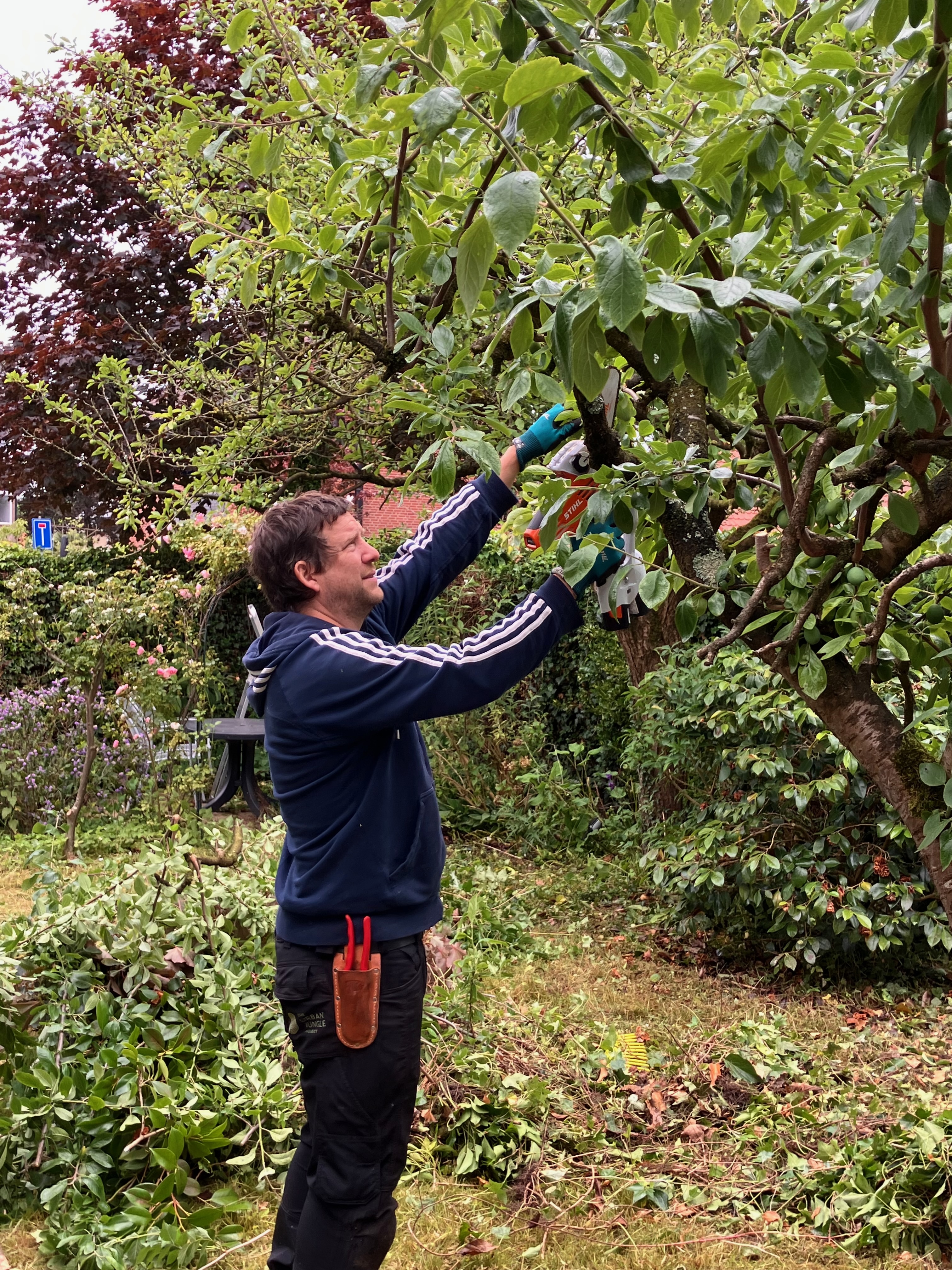 Merlijn Boeles aan het werk in de tuin