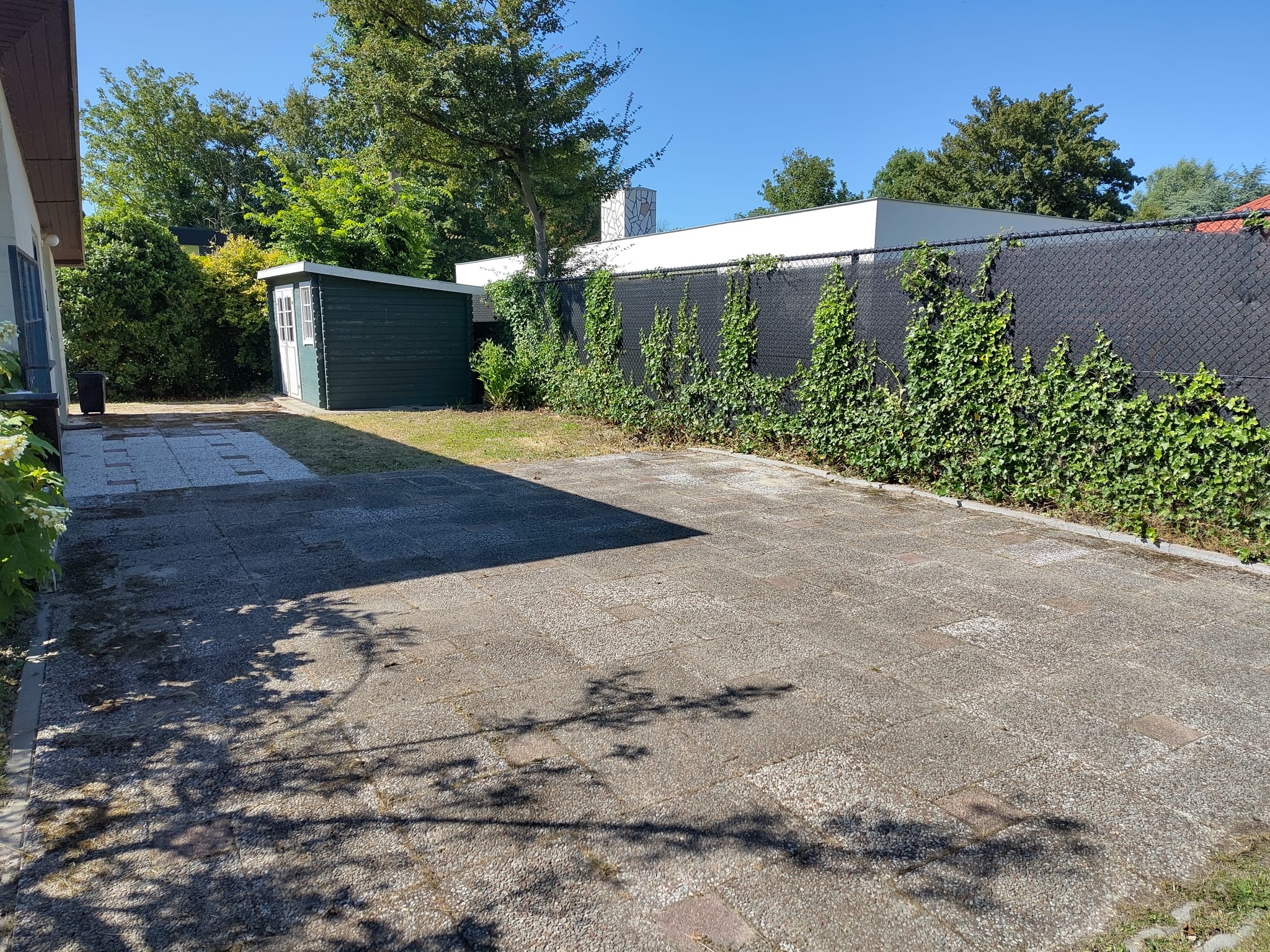 Achtertuin met pad en schuur, na onderhoud