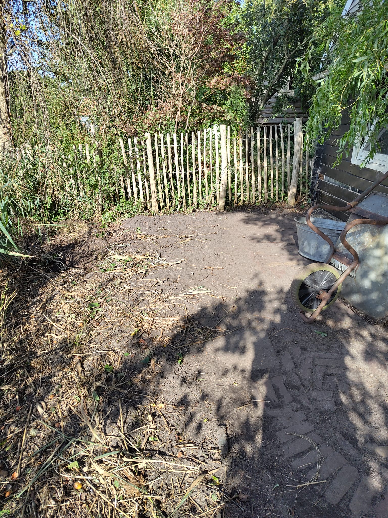 Een opgeruimde plek na het tuinwerk